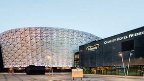Relva do Friends Arena com medidas especiais