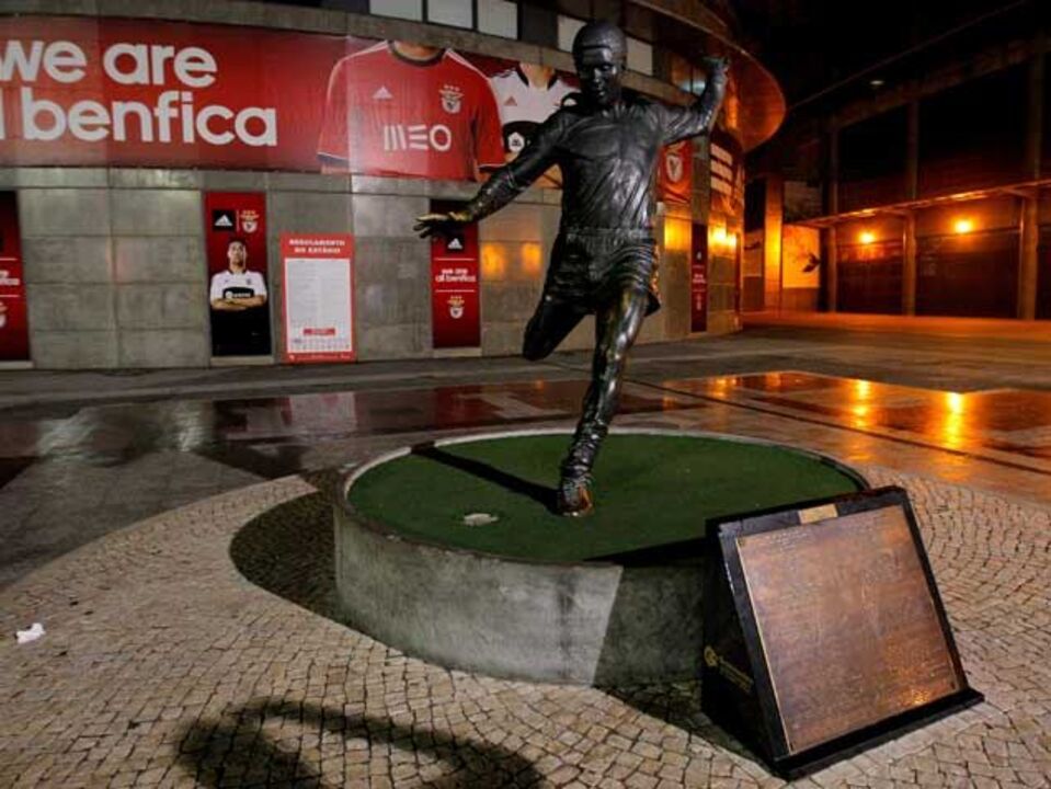 Estátua de Eusébio está sem bola