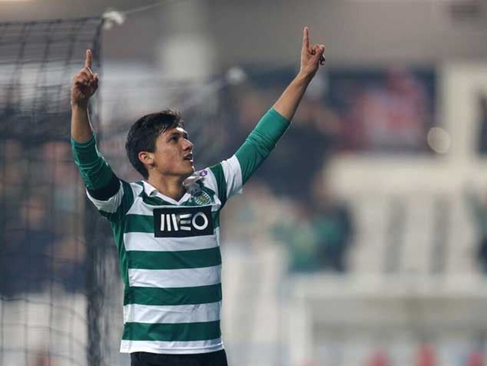 Goleador Montero isola leões na frente