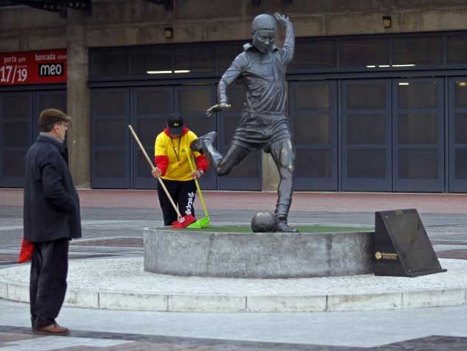 Estátua de Eusébio está completa