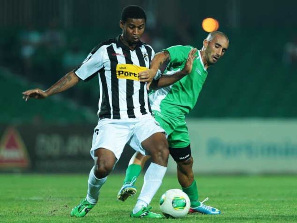 Líder tem teste duro com rival