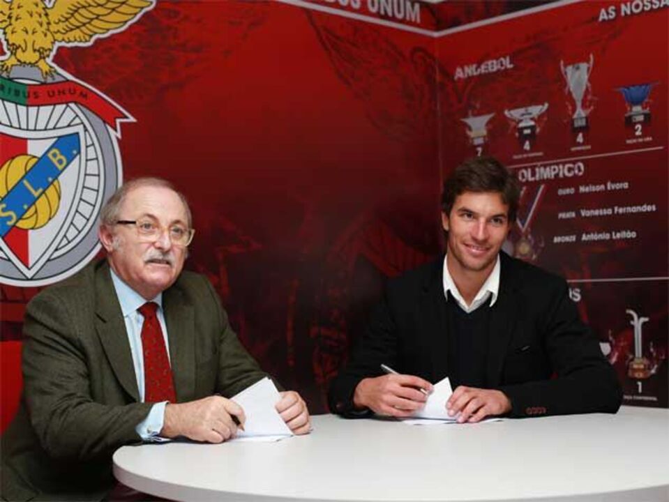 João Pereira renova com o Benfica