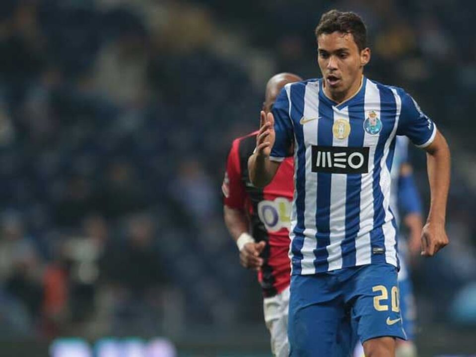 Carlos Eduardo marca e também oferece