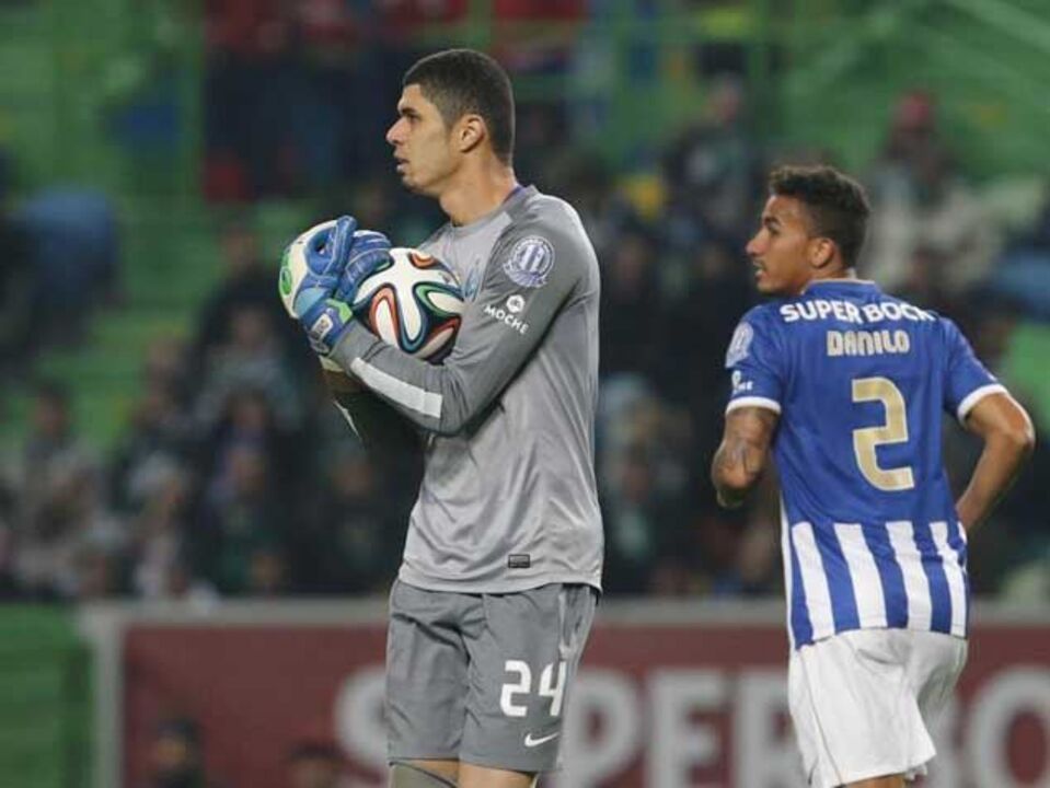 Daúto Faquirá: «Fabiano dificilmente perde a titularidade se Helton vacilar»