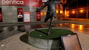 Estátua de Eusébio está sem bola