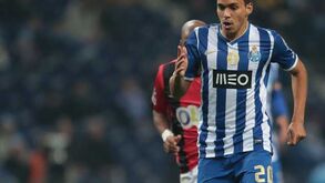 Carlos Eduardo marca e também oferece