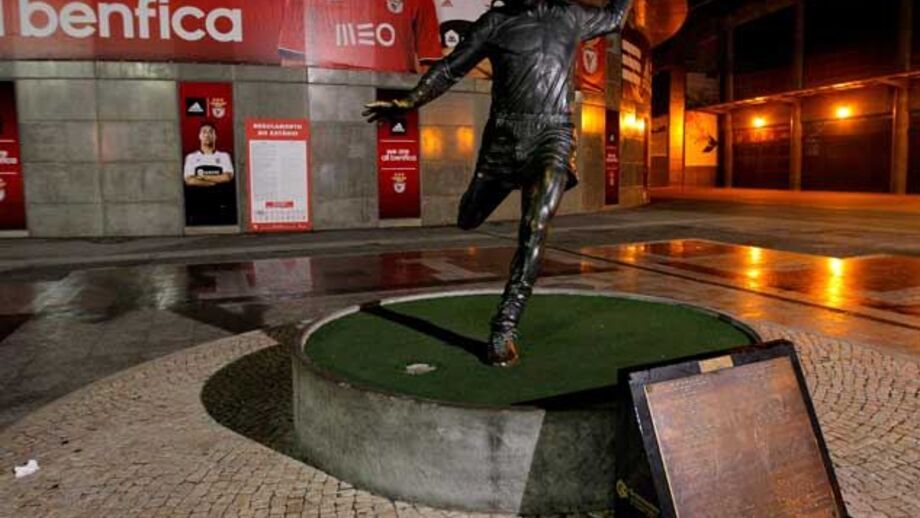 Estátua de Eusébio está sem bola
