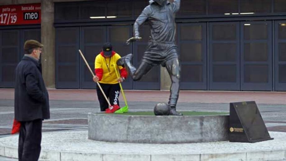 Estátua de Eusébio está completa