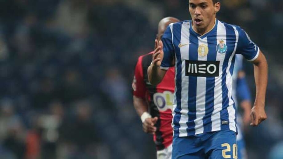 Carlos Eduardo marca e também oferece