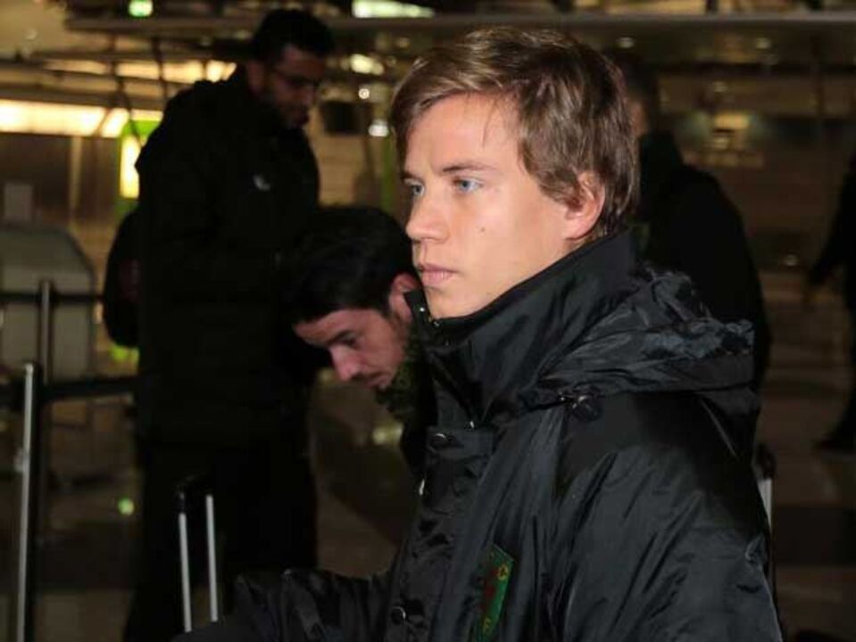 Caetano assina por ano e meio