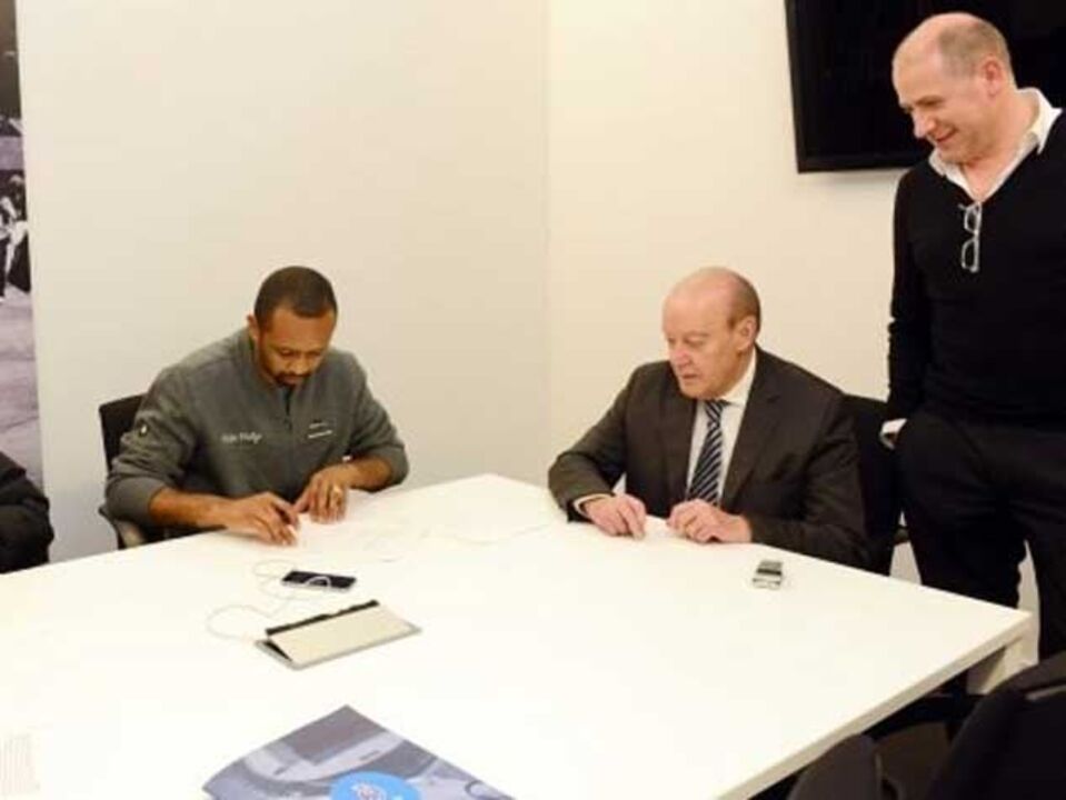 Helton renova por uma temporada