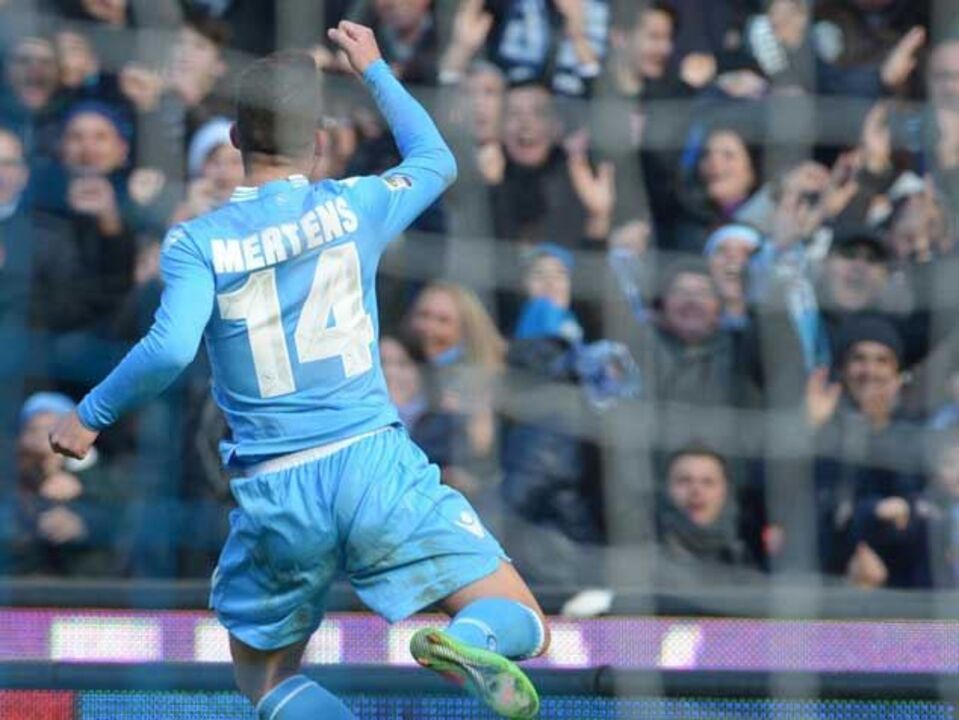 Nápoles vence Sampdoria e aproxima-se da frente