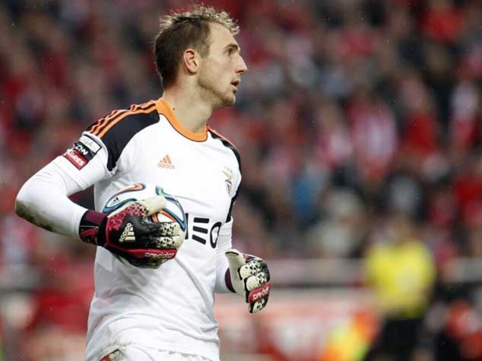 Oblak fecha a porta da baliza ao dragão
