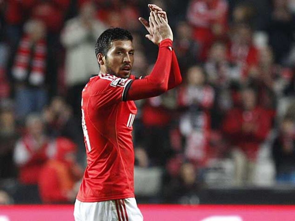 Garay adianta Benfica na frente