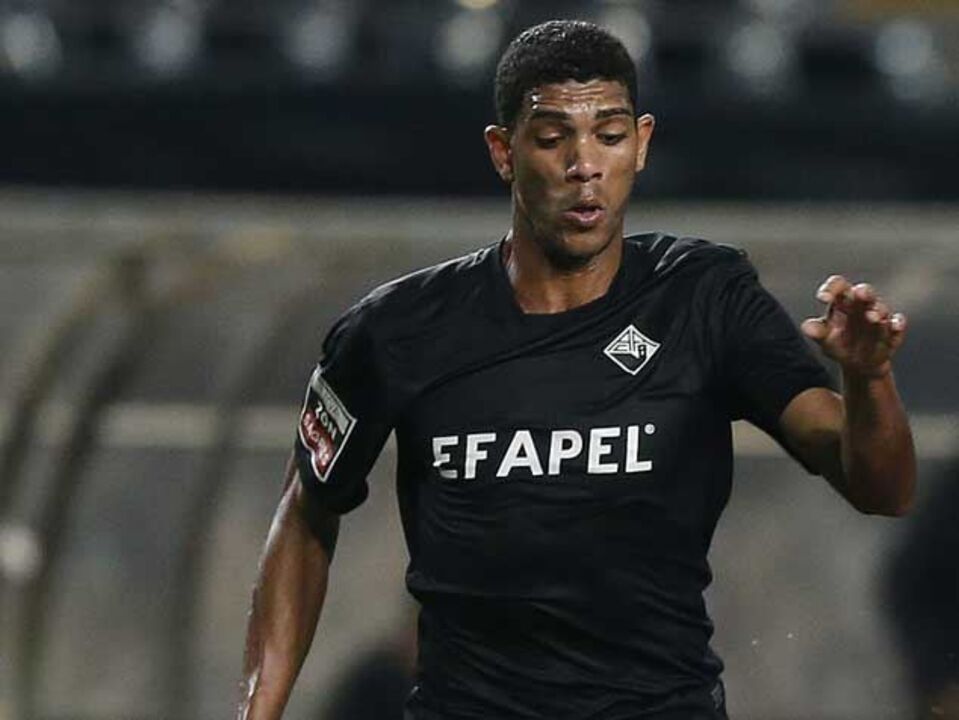 Djavan garante vitória nos descontos