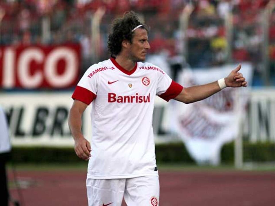 Diego Forlán rescinde contrato com o Internacional