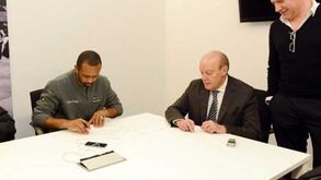 Helton renova por uma temporada