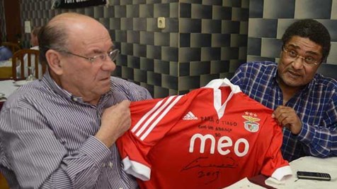 Jogadores do Benfica com nome de Eusébio nas camisolas frente ao