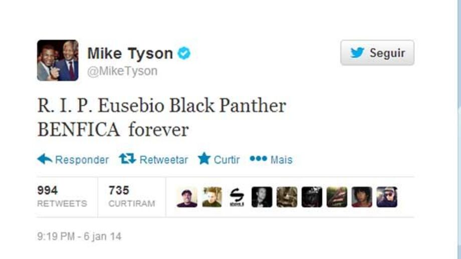 Mike Tyson presta tributo a Eusébio