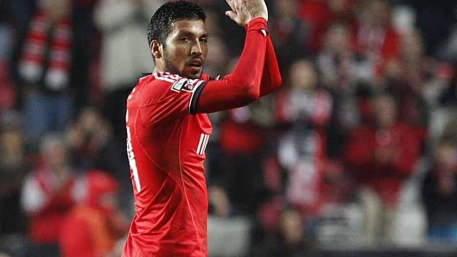 Garay adianta Benfica na frente
