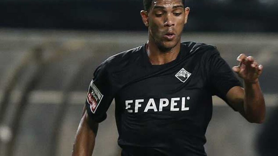 Djavan garante vitória nos descontos