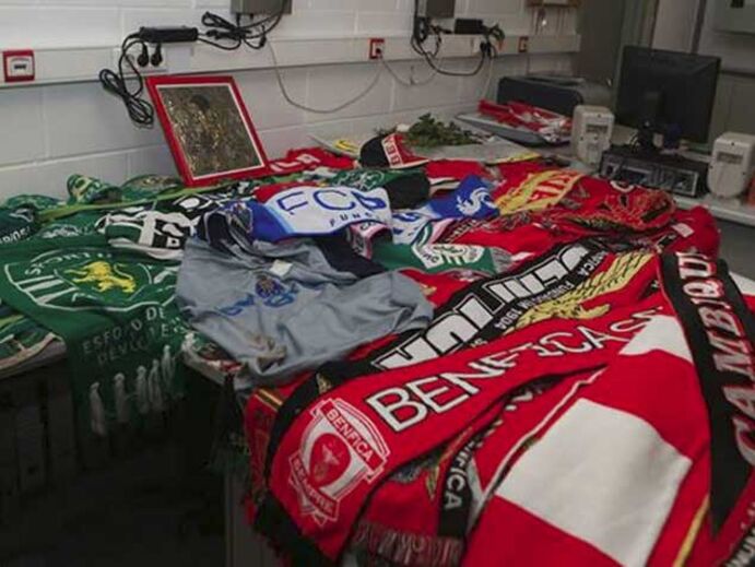Vandalização obrigou a recolha de cachecóis