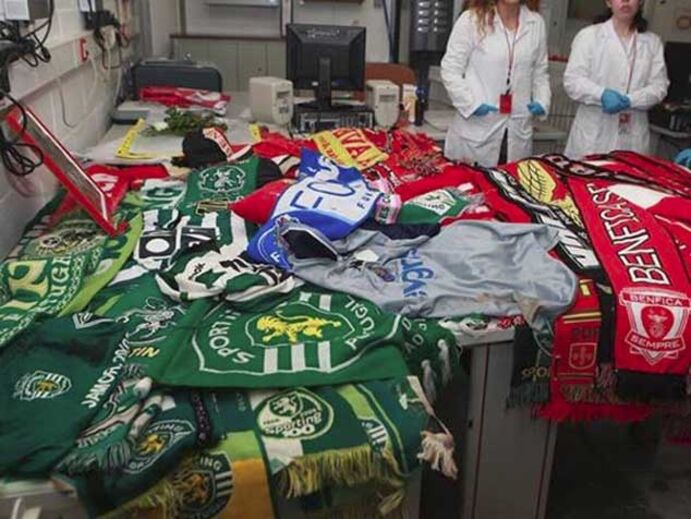 Vandalização obrigou a recolha de cachecóis
