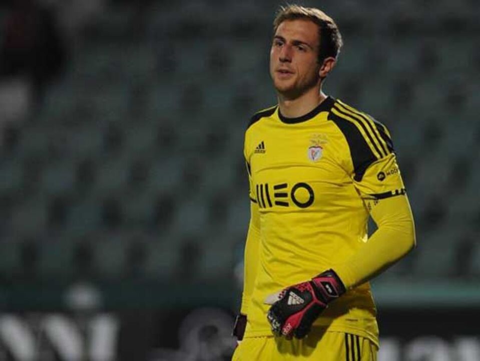 Oblak bate recorde mas abre muralha