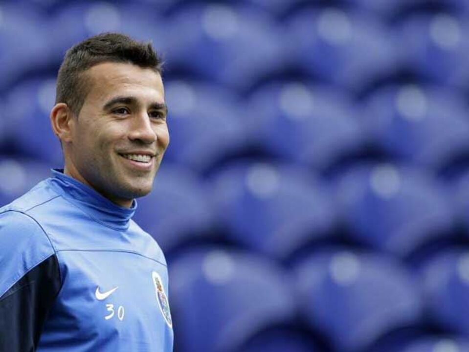 Otamendi: «Feliz por vestir a mesma camisola de Kempes, Ayala e Aimar»