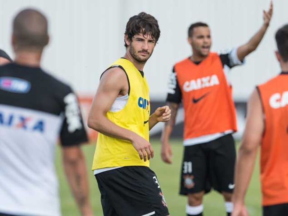 Corinthians vai trocar Alexandre Pato por Jadson