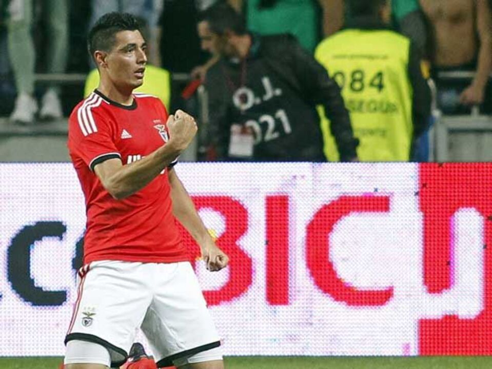 Cardozo ainda espreita lugar