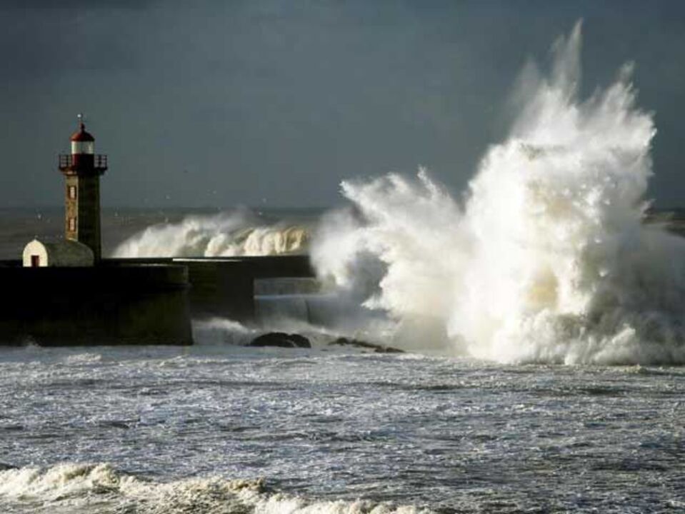 Nove barras encerradas devido à agitação marítima