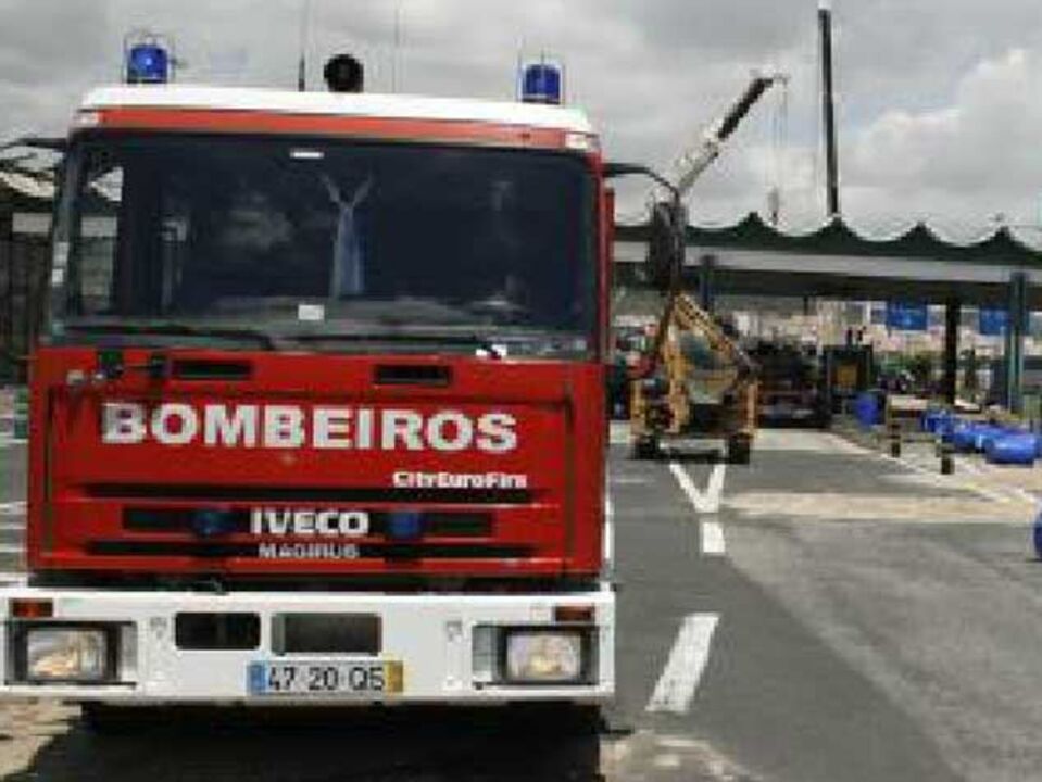 Um morto em acidente nas portagens de Alverca