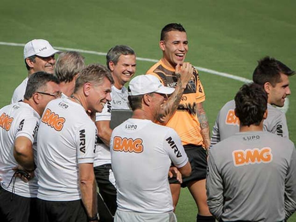 Otamendi radiante por jogar ao lado de Ronaldinho