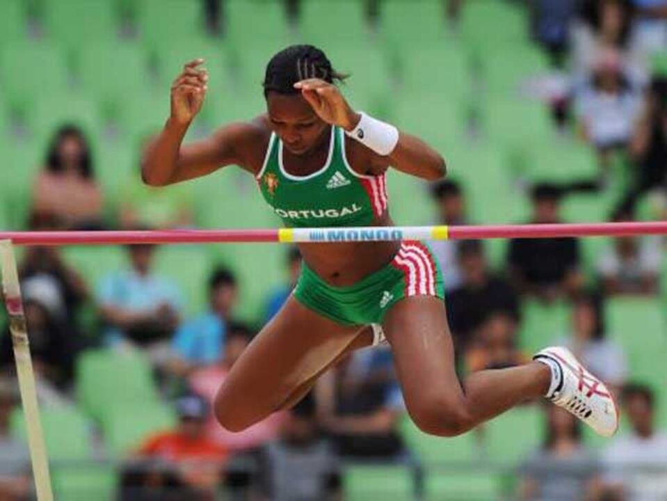 Eleonor Tavares bate recorde nacional do salto com vara
