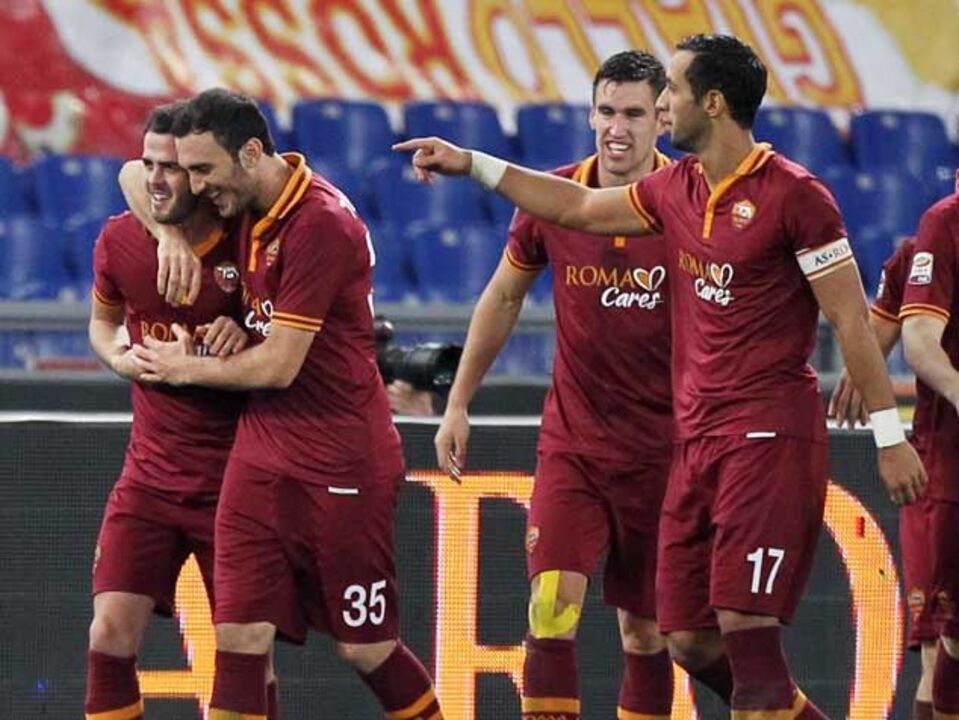 Roma vence e mantém distância para a Juve