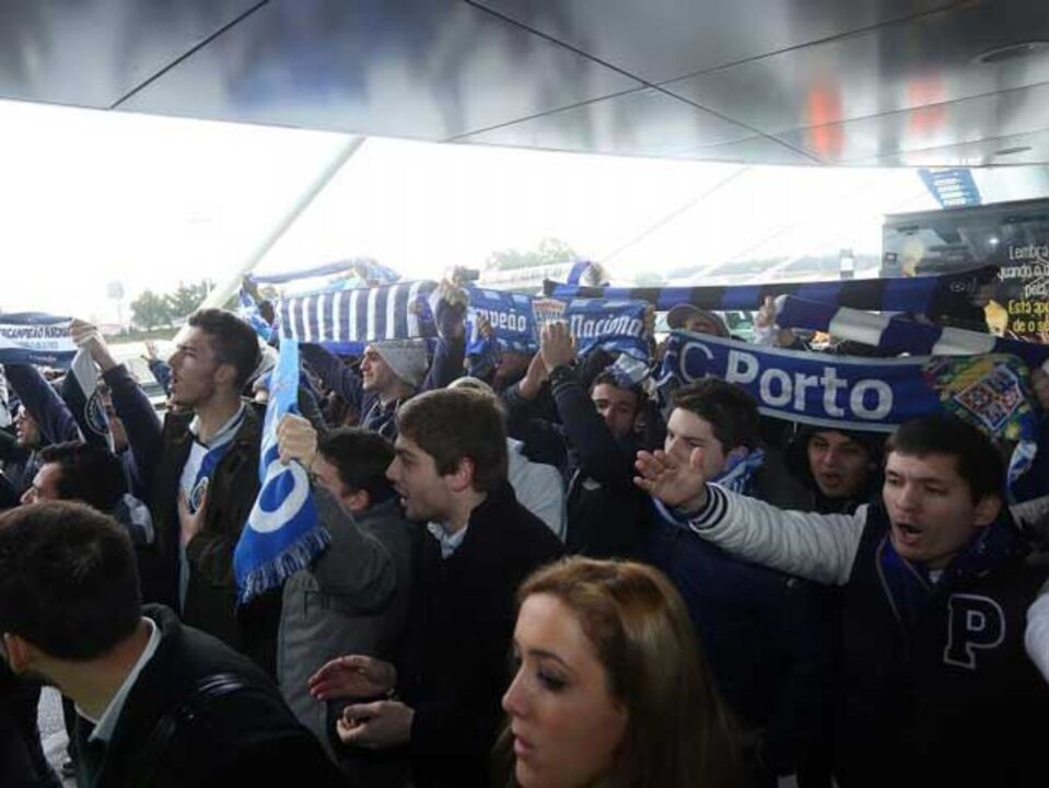 Dragões muito apoiados na partida para a Alemanha