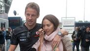 Jenson Button e Jessica Michibata estão noivos