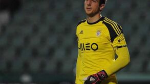 Oblak bate recorde mas abre muralha