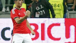 Cardozo ainda espreita lugar