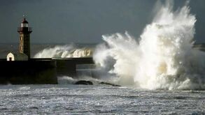 Seis barras encerradas devido à agitação marítima