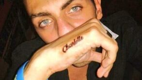 Fã tatua nome de Charlotte Caniggia