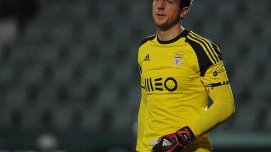 Oblak bate recorde mas abre muralha