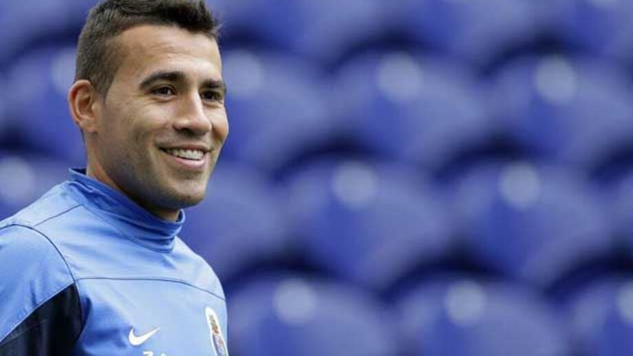 Otamendi: «Feliz por vestir a mesma camisola de Kempes, Ayala e Aimar»