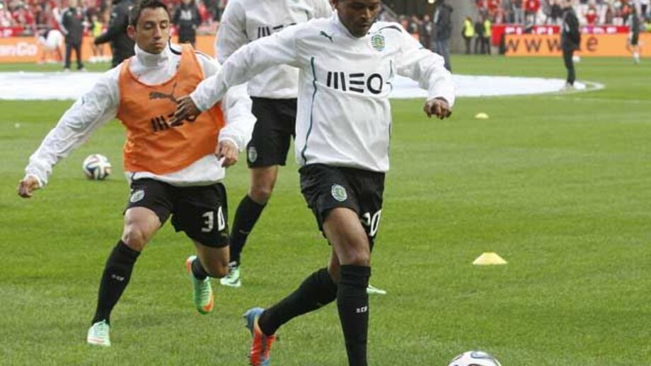 Heldon entra por cima para dar fogo ao ataque