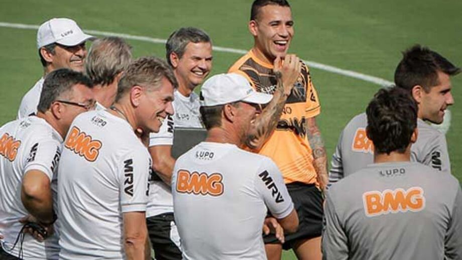 Otamendi radiante por jogar ao lado de Ronaldinho