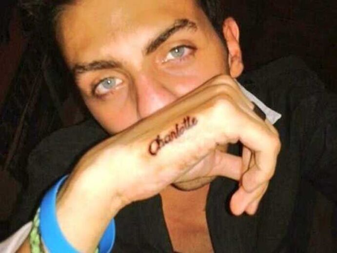 Fã tatua nome de Charlotte Caniggia