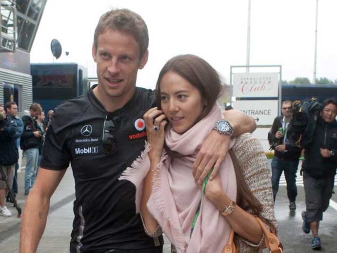 Jenson Button e Jessica Michibata estão noivos