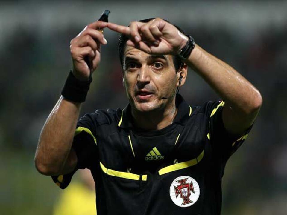 Paulo Baptista dirige receção do Benfica ao Estoril