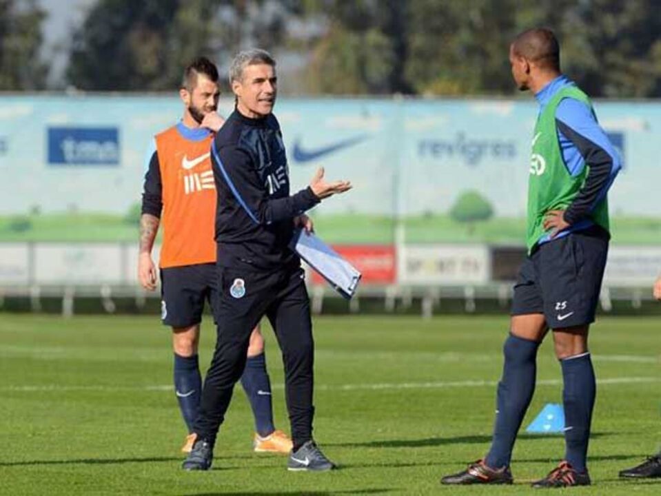 Defour e Josué espreitam o onze